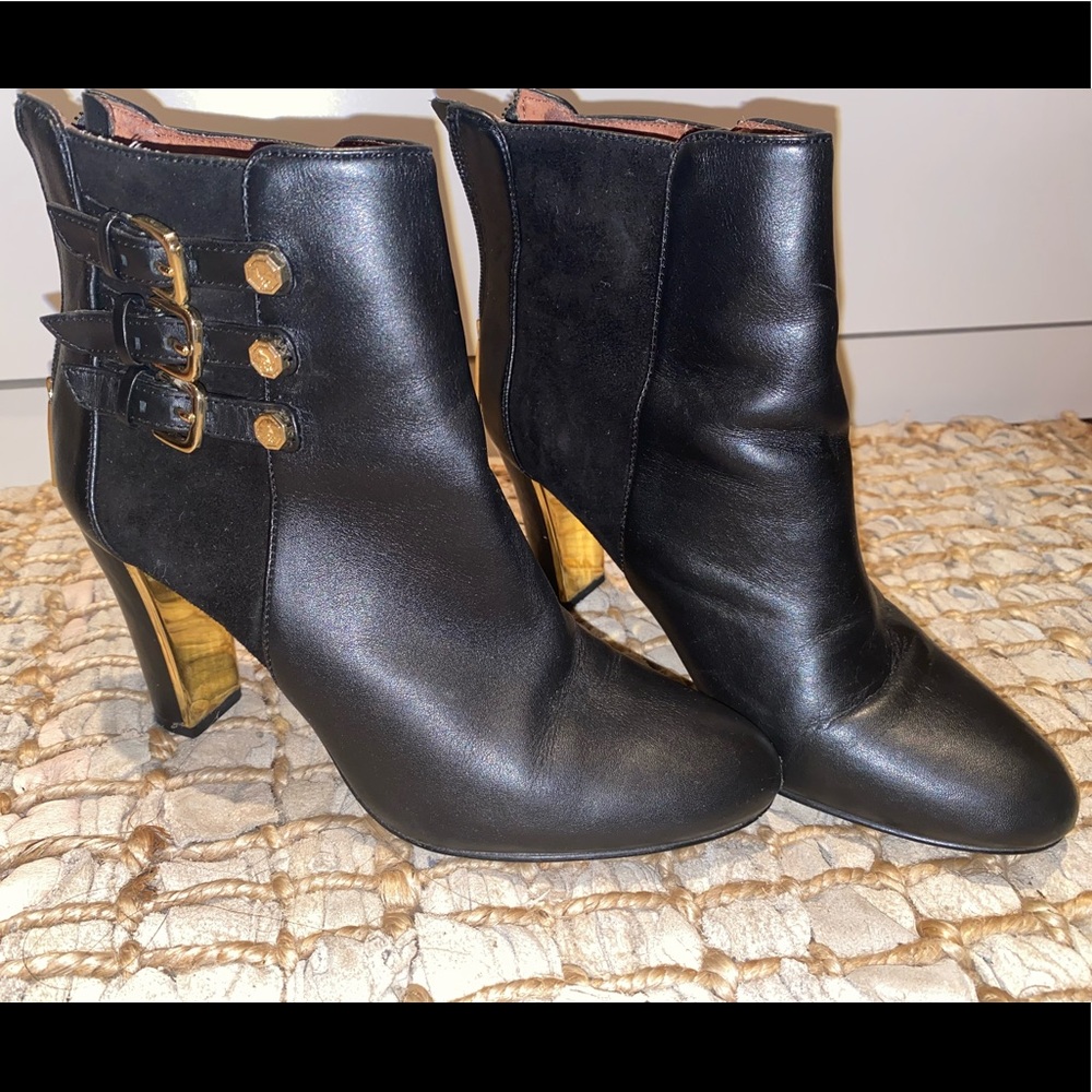 100% Authentic Louise et Cie black/suede booties🖤